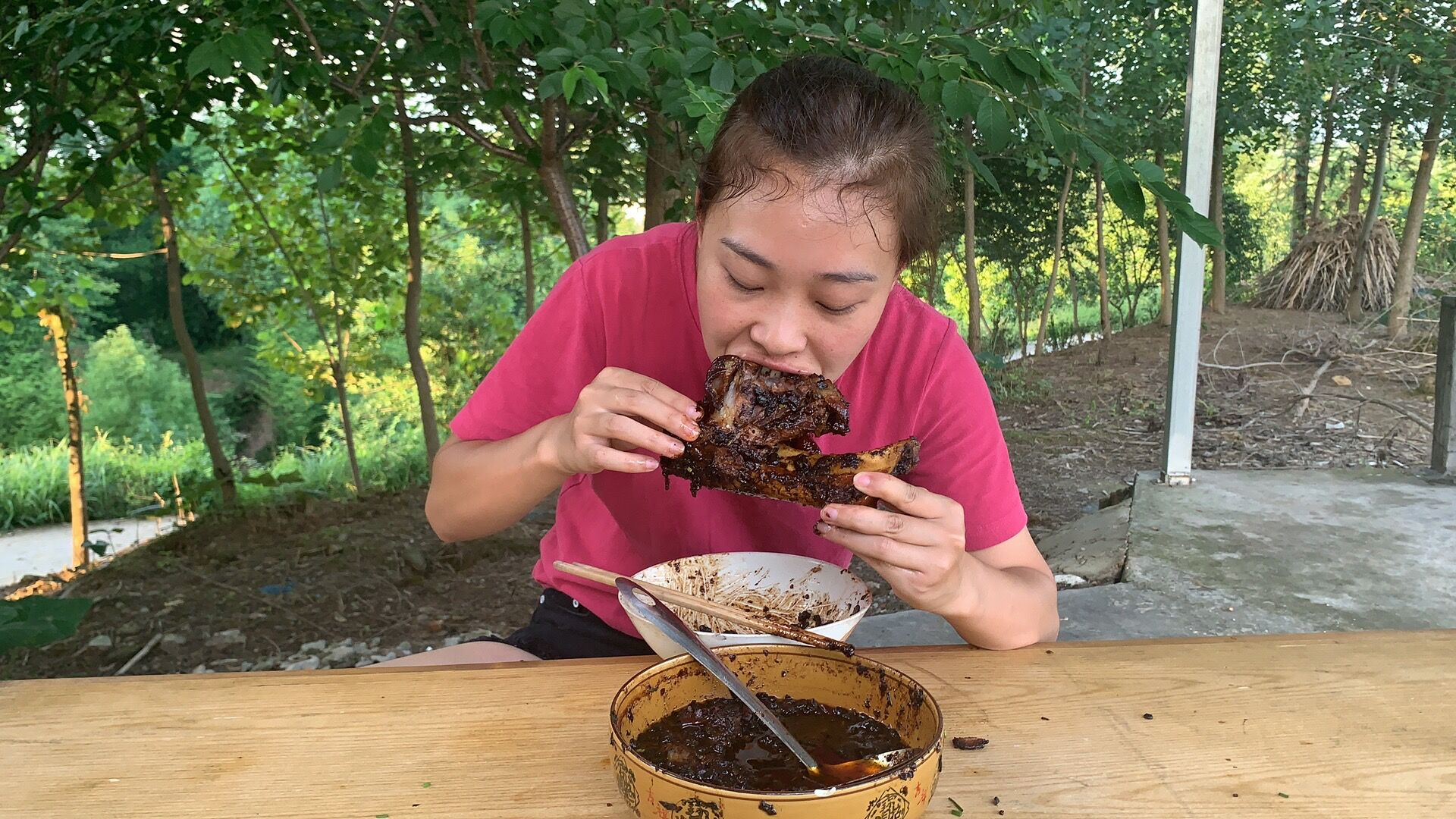 秋妹今天做豆豉肘子,色香味俱全,蒸上2小时,好吃到流口水